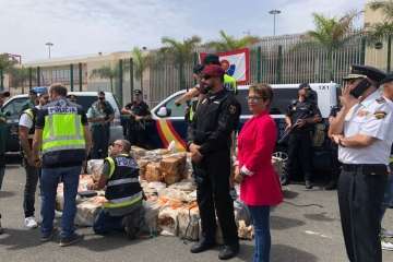  Desembarco en la capital grancanaria de la droga incautada (foto TA)
